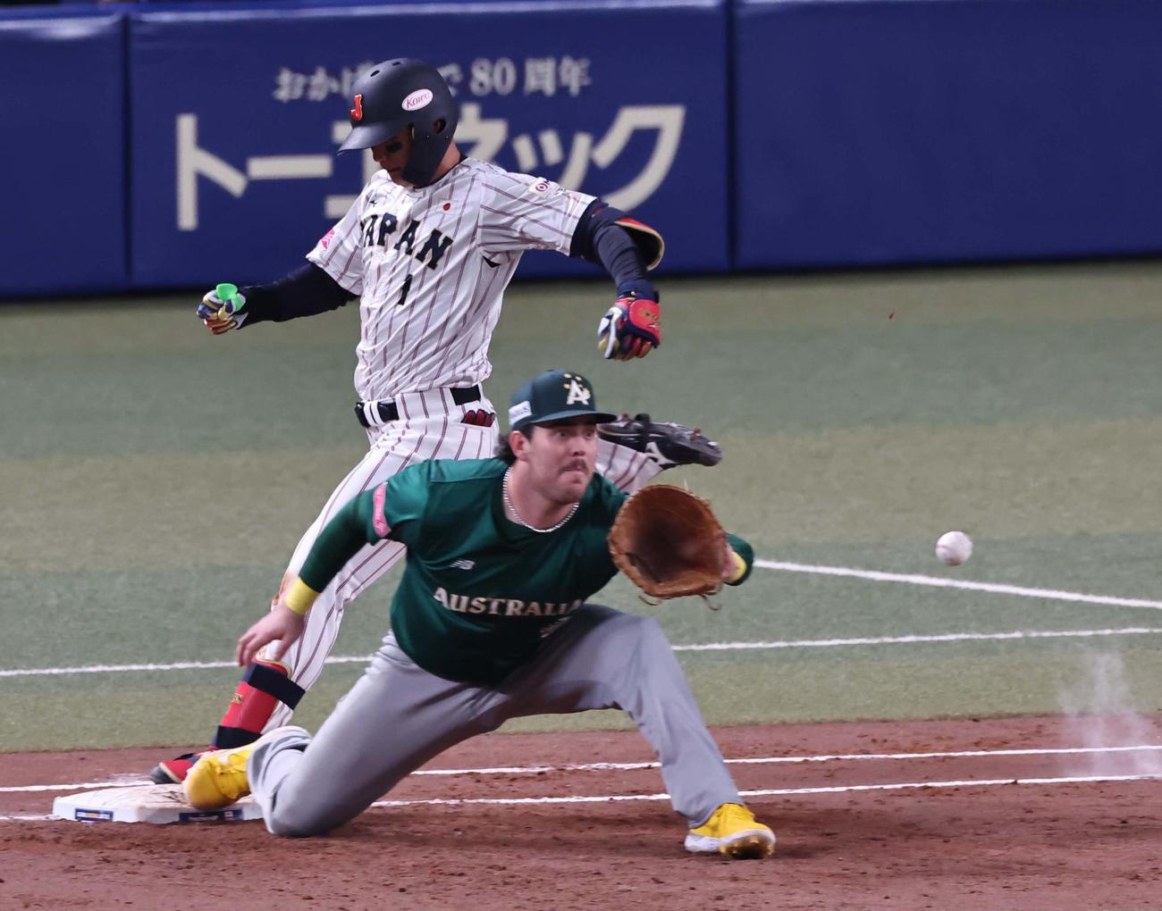 日本対オーストラリア　3回裏日本1死、森下は内野安打を放つ（撮影・上田博志）