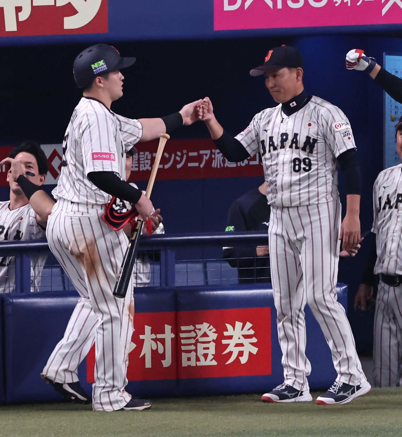 日本対オーストラリア　7回裏日本1死三塁、適時打を放った牧（左）とグータッチする井端監督（撮影・上田博志）