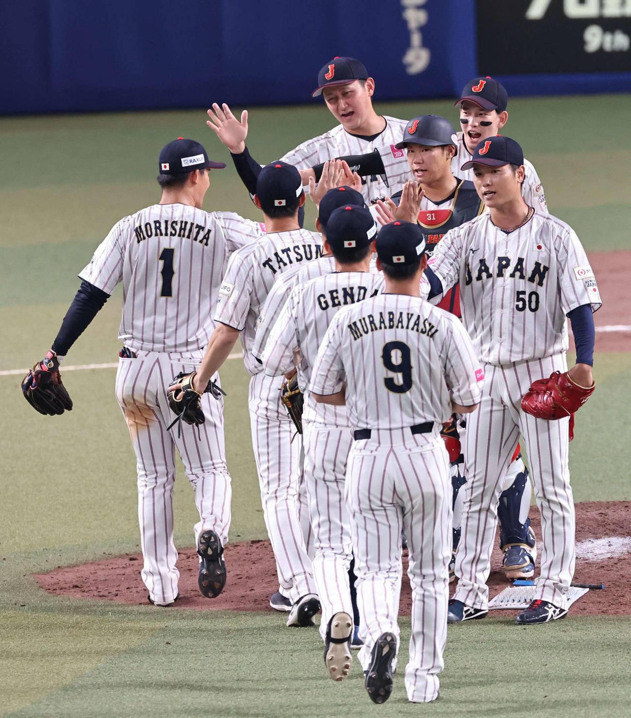 日本対オーストラリア　ハイタッチして勝利を喜ぶ清水（右）らナイン（撮影・上田博志）