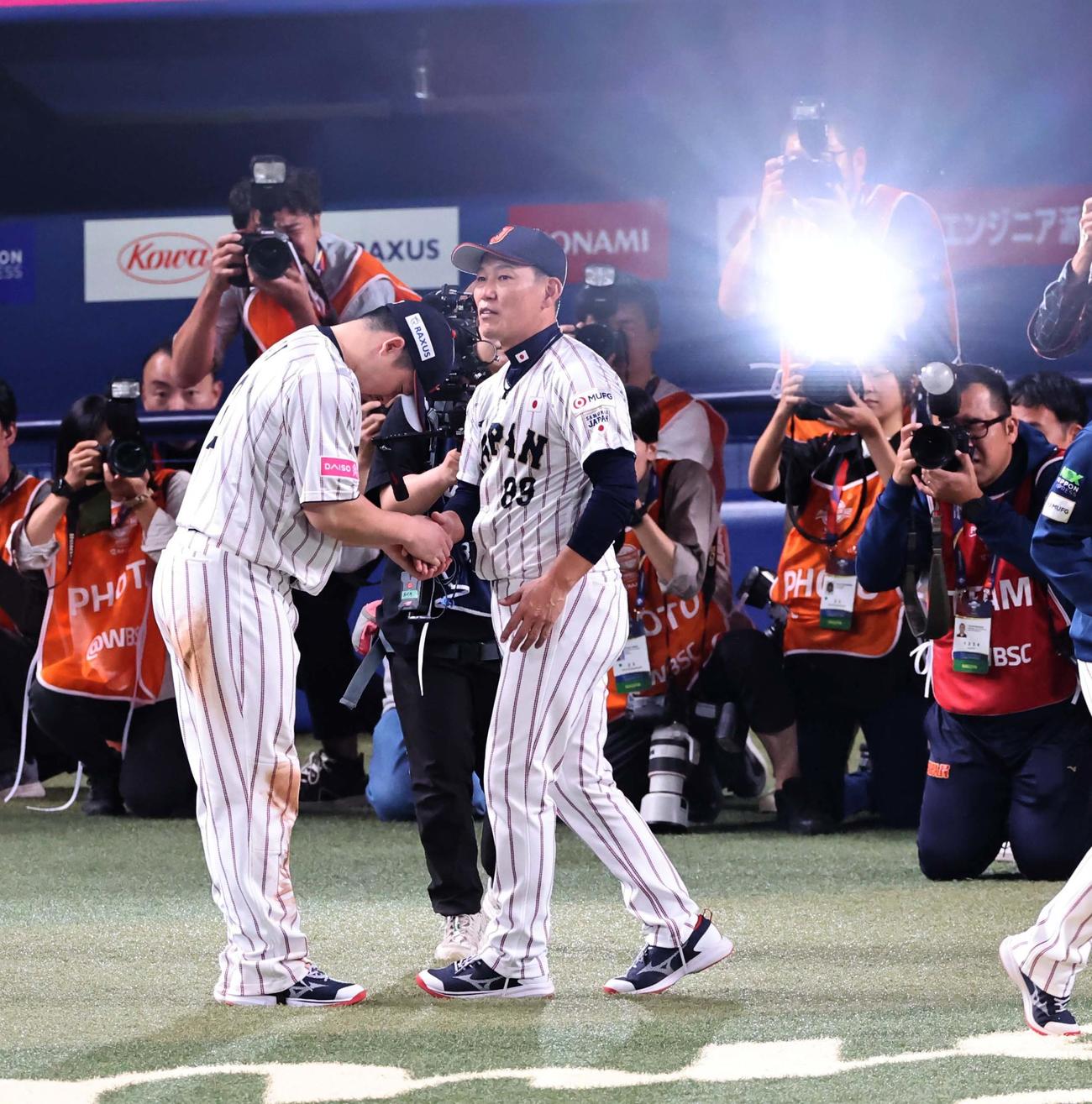 日本対オーストラリア　豪州に勝利した井端監督（右）は牧と握手を交わす（撮影・上田博志）