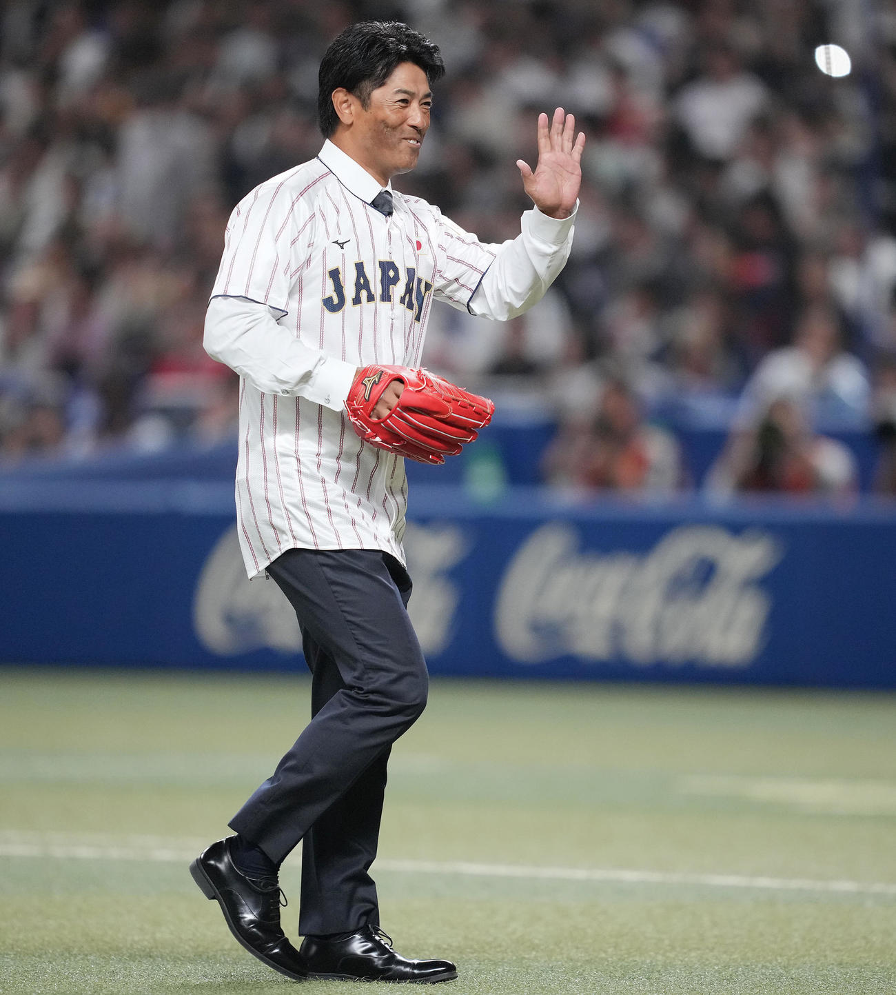 日本対オーストラリア　試合前、始球式を行い笑顔を見せる稲葉氏（撮影・垰建太）