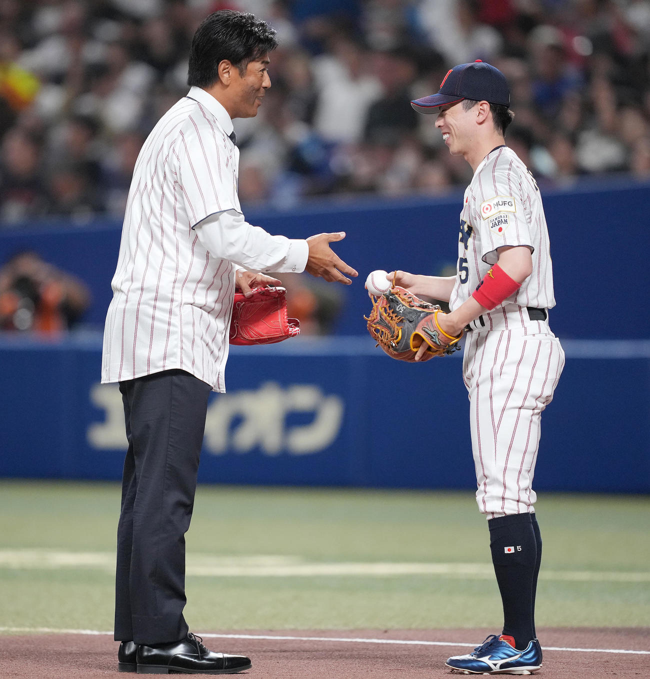 日本対オーストラリア　試合前、始球式を行い捕手を務めた五十幡（右）と笑顔を見せる稲葉氏（撮影・垰建太）