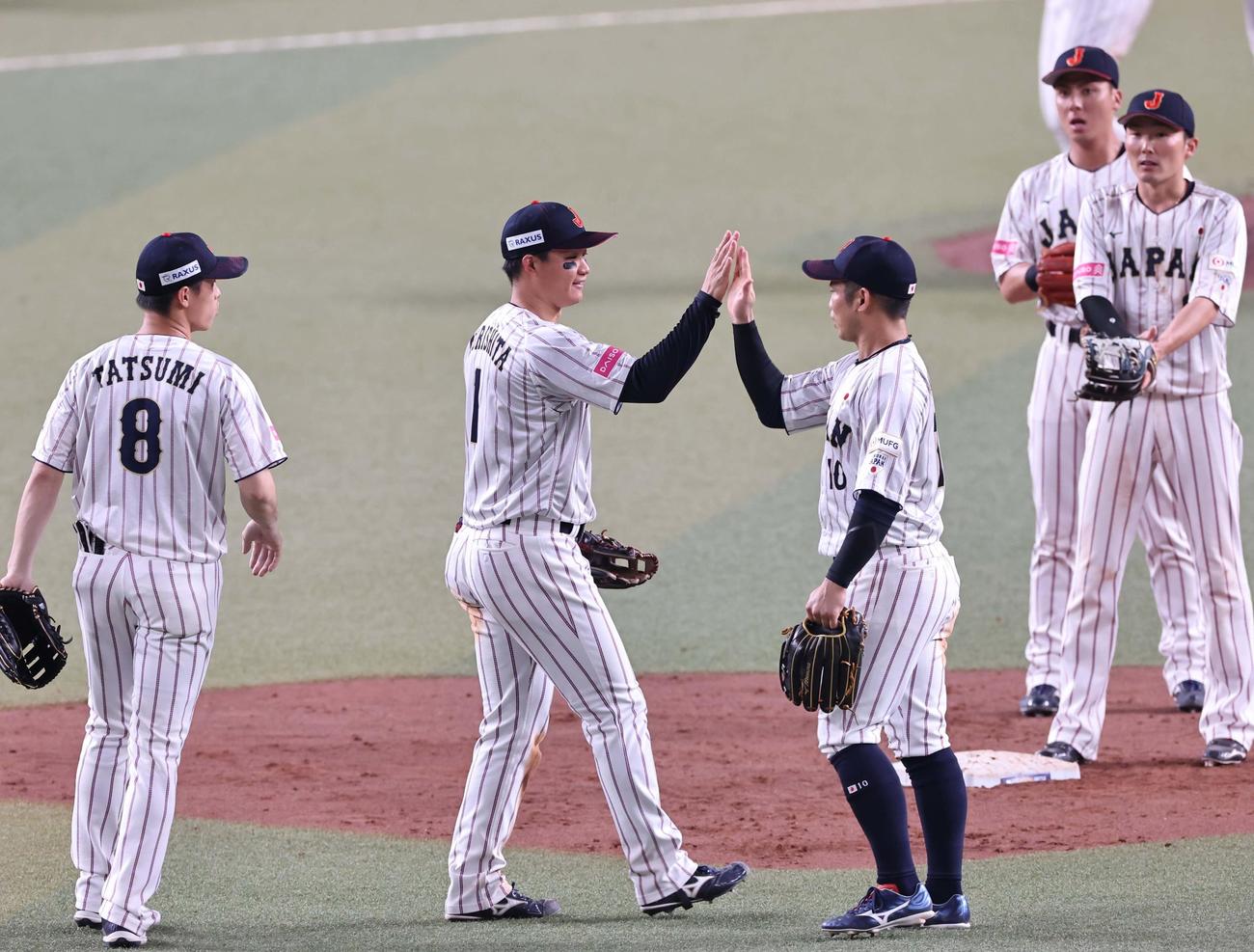 日本対オーストラリア　森下（左から2人目）はナインとハイタッチして勝利を喜ぶ（撮影・上田博志）