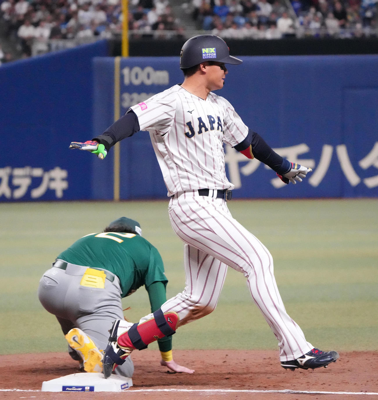 日本対オーストラリア　3回裏日本1死、遊撃内野安打を放つ森下（右）（撮影・森本幸一）