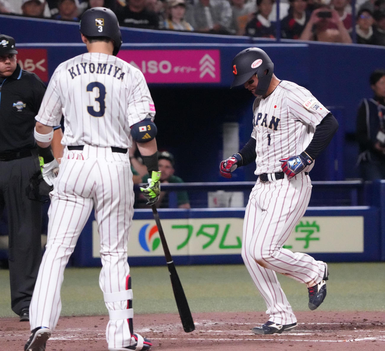 日本対オーストラリア　3回裏日本2死一、三塁、ニューンボーンの暴投の間に生還する森下（右）（撮影・森本幸一）