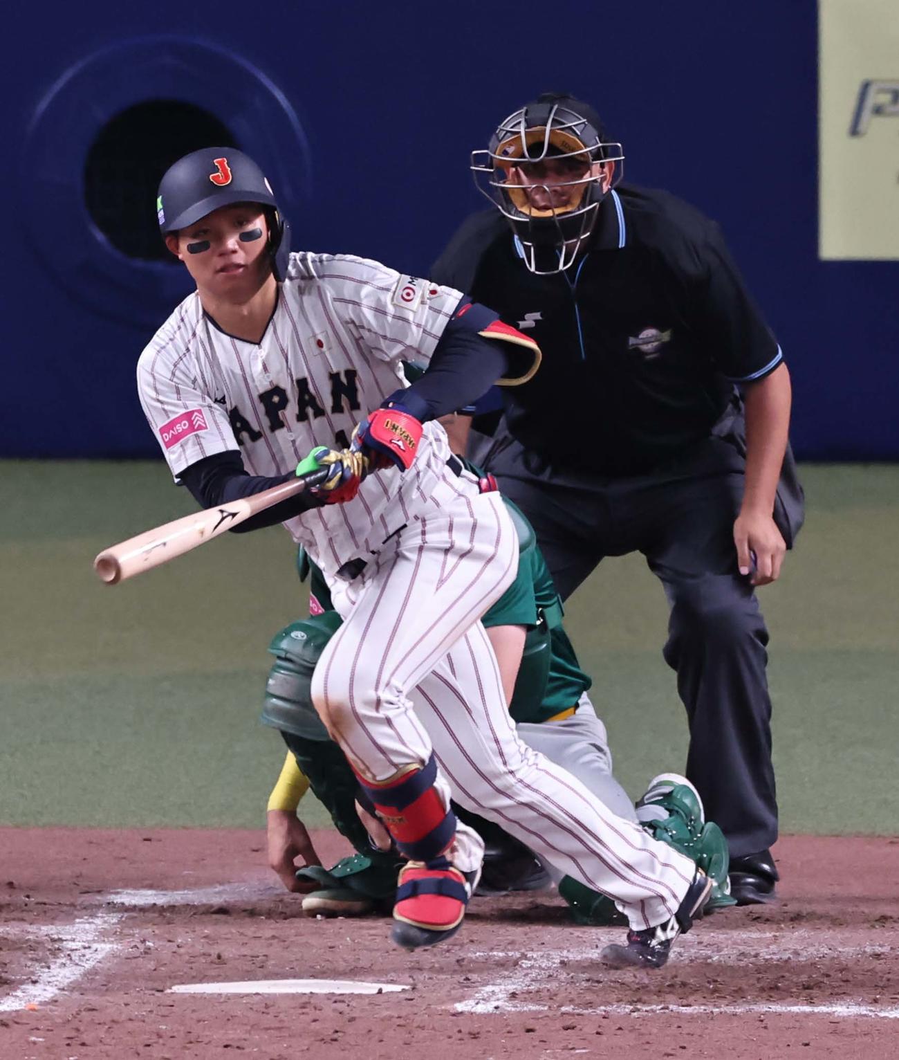 日本対オーストラリア　3回裏日本1死、森下は内野安打を放つ（撮影・上田博志）