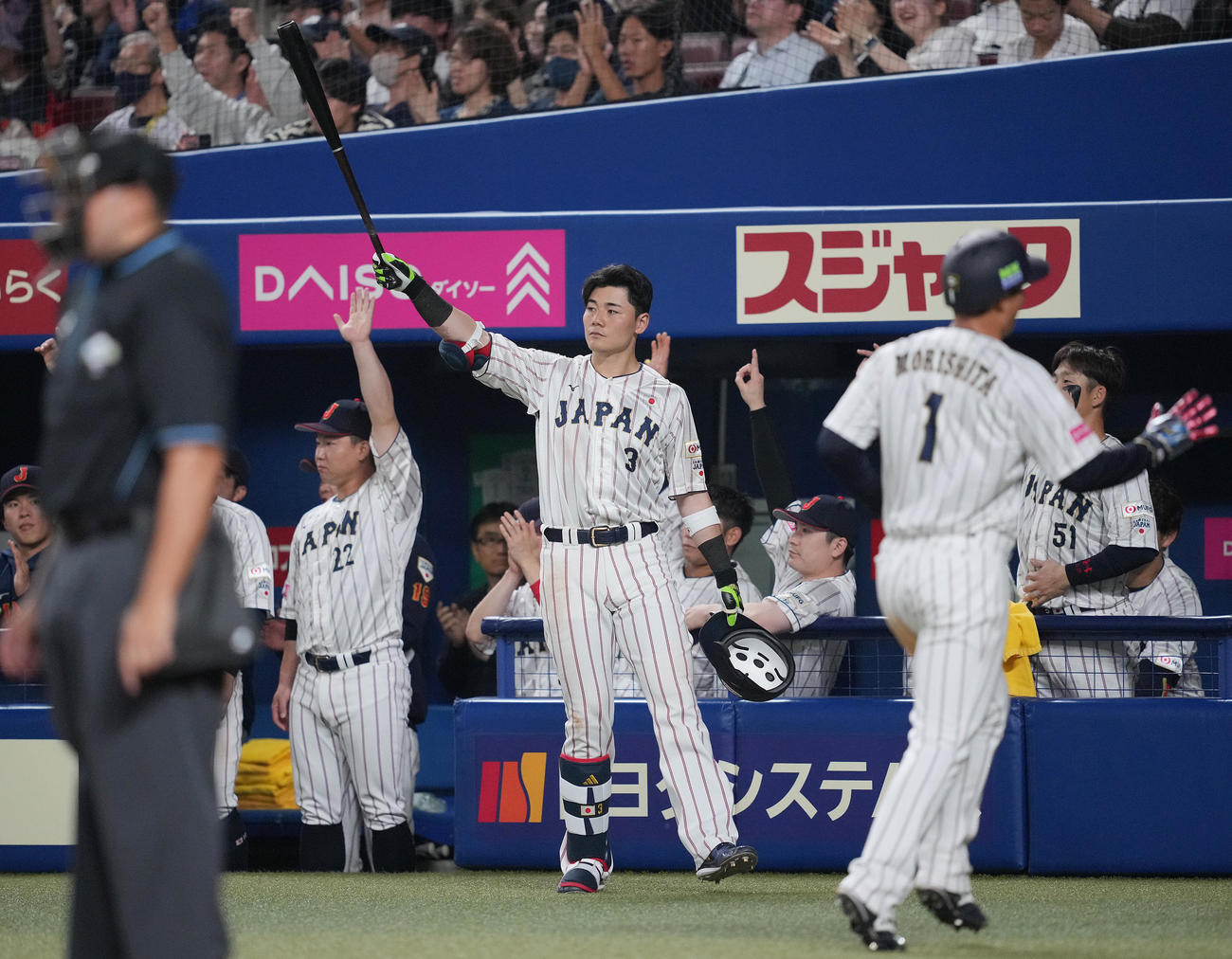 日本対オーストラリア　8回裏日本2死二塁、適時打を放った栗原をバットを掲げ称える清宮（撮影・垰建太）