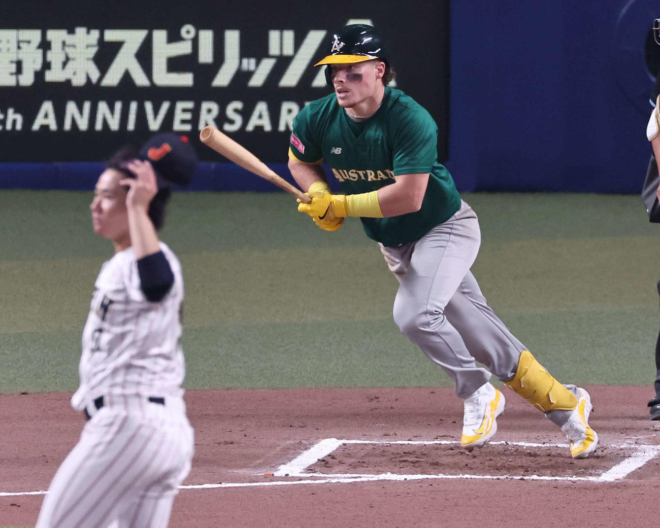 日本対オーストラリア　6回表豪州無死、バザナは右前打を放つ。投手は井上（撮影・上田博志）