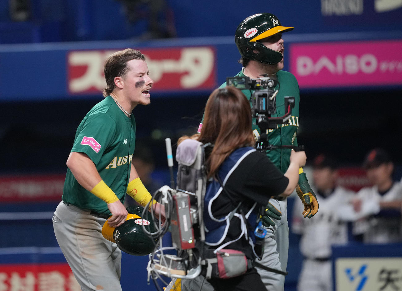 日本対オーストラリア　6回表オーストラリア無死一塁、2点本塁打を放ち雄たけびを上げるテーラーウィングローブ（右）とバザナ（撮影・垰建太）