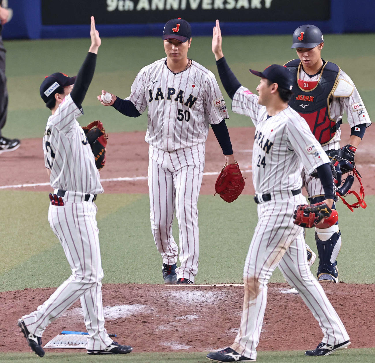 日本対オーストラリア　清水（中央）は9回を3者三振に抑えた（撮影・上田博志）