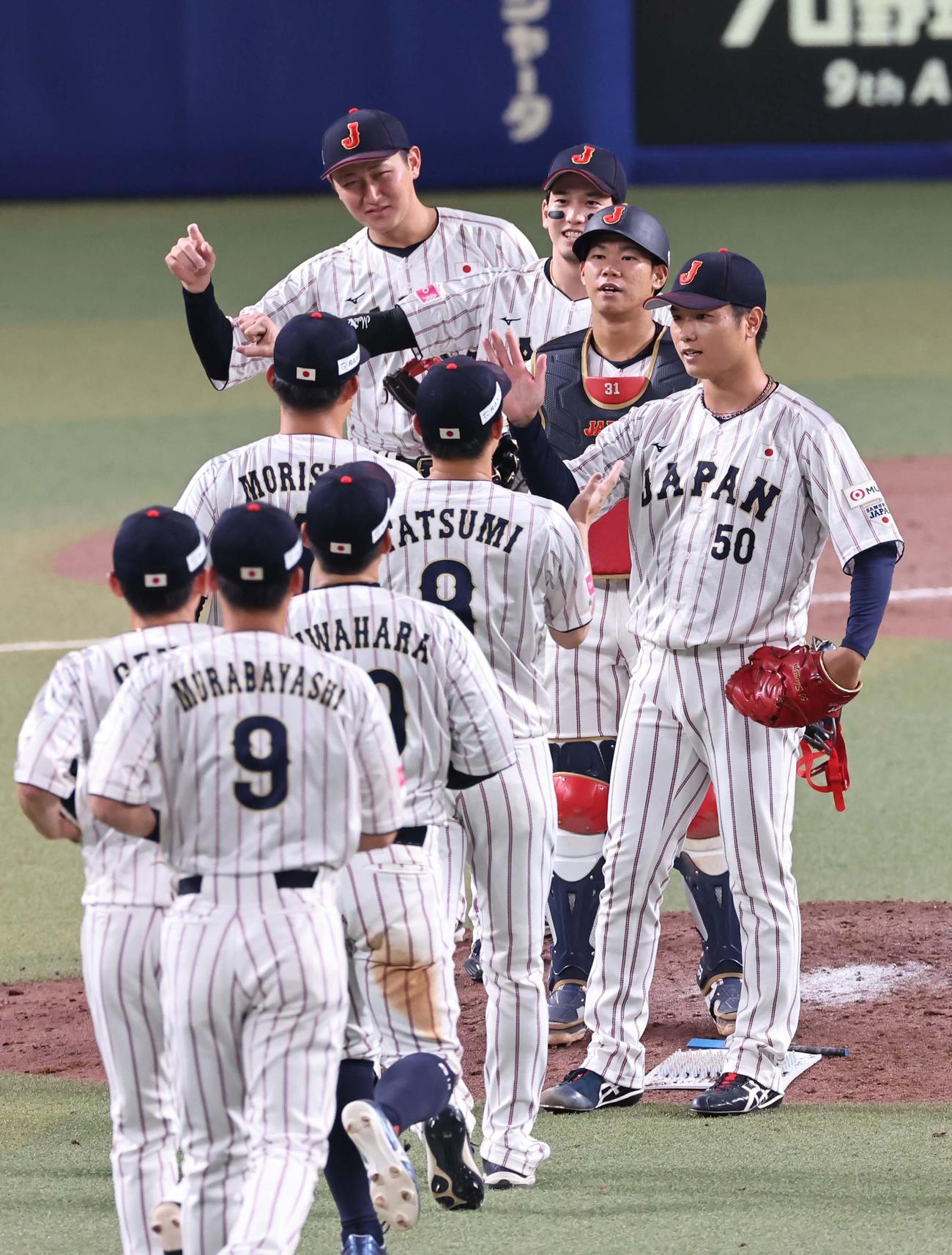 日本対オーストラリア　ハイタッチして勝利を喜ぶ清水（右）らナイン（撮影・上田博志）