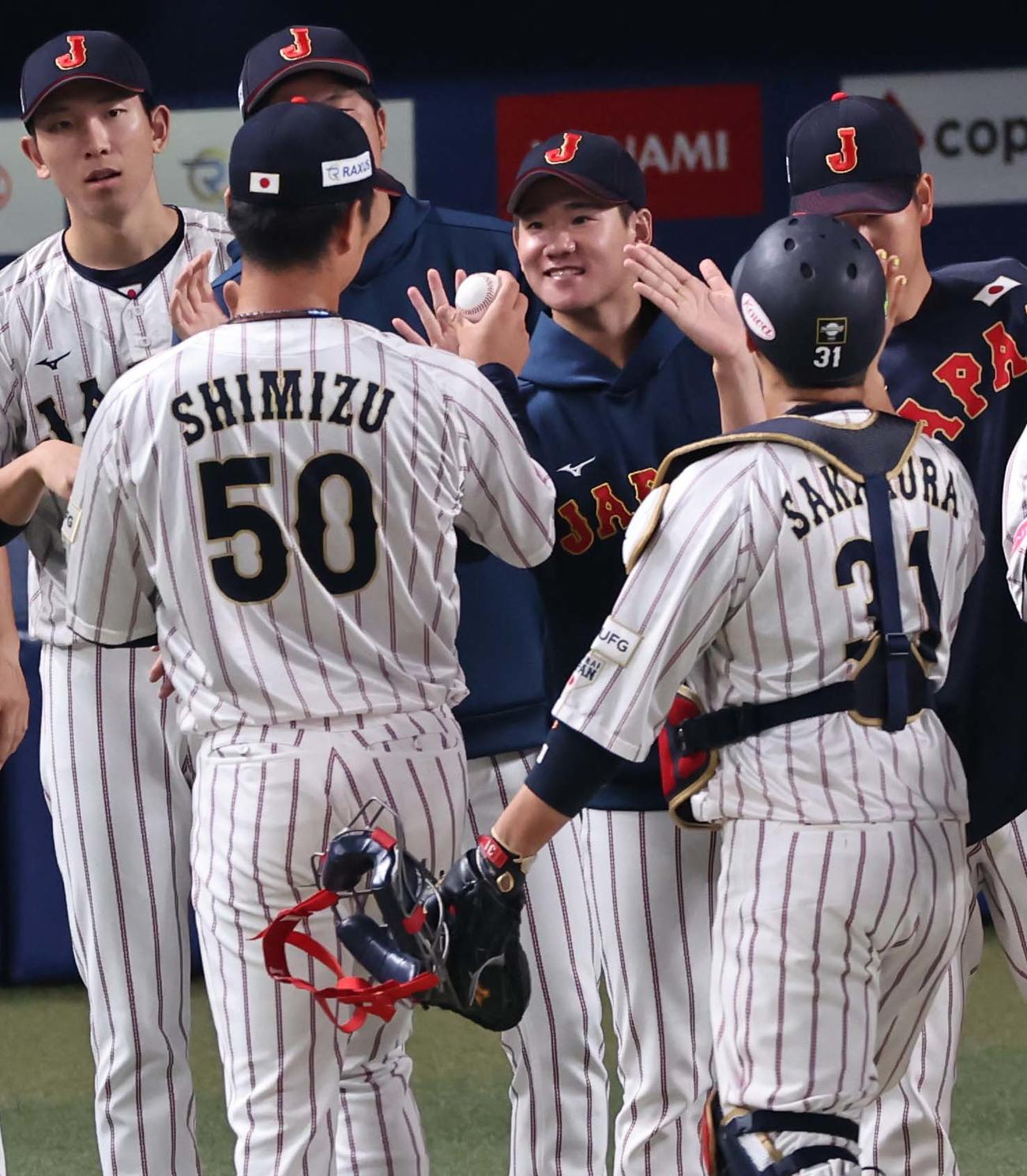 日本対オーストラリア　井上（中央）は清水から勝利球を受け取る（撮影・上田博志）