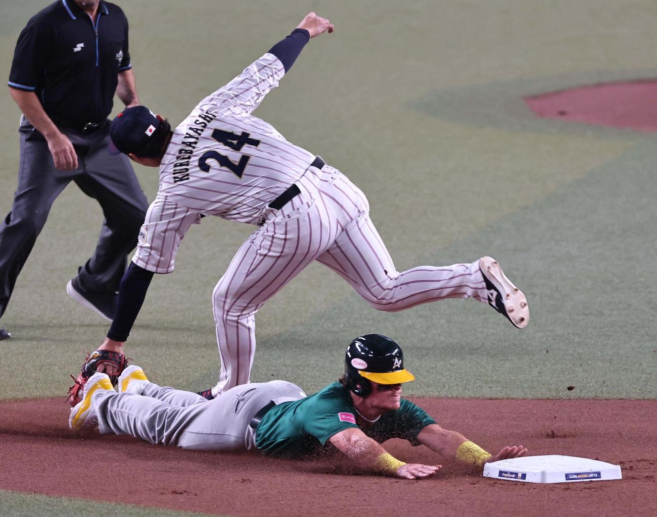 日本対オーストラリア　1回表豪州無死一塁、バザナは二盗を決める（撮影・上田博志）