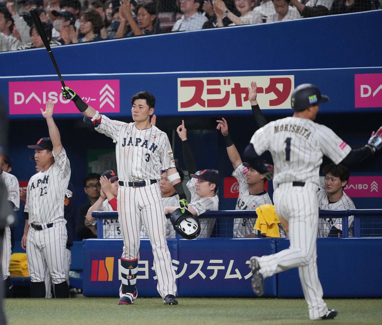 日本対オーストラリア　8回裏日本2死二塁、適時打を放った栗原をバットを掲げ称える清宮（撮影・垰建太）