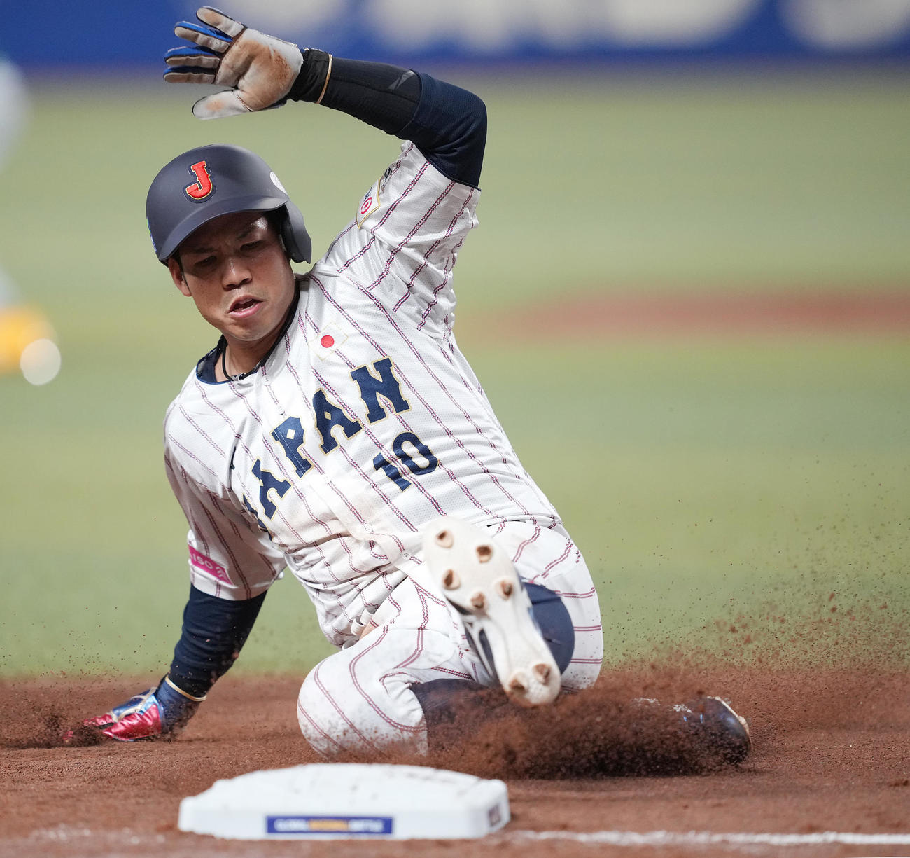 日本対オーストラリア　1回裏日本無死一塁、小園の中前打で一気に三塁へ到達する桑原（撮影・垰建太）