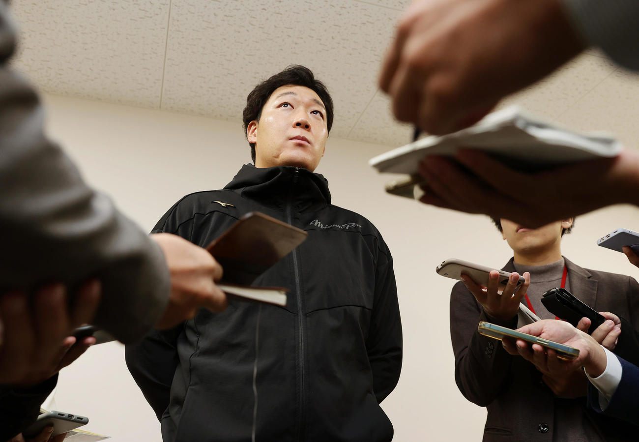 FA権行使を表明し、取材に応じる阪神大山（右）（撮影・前田充）