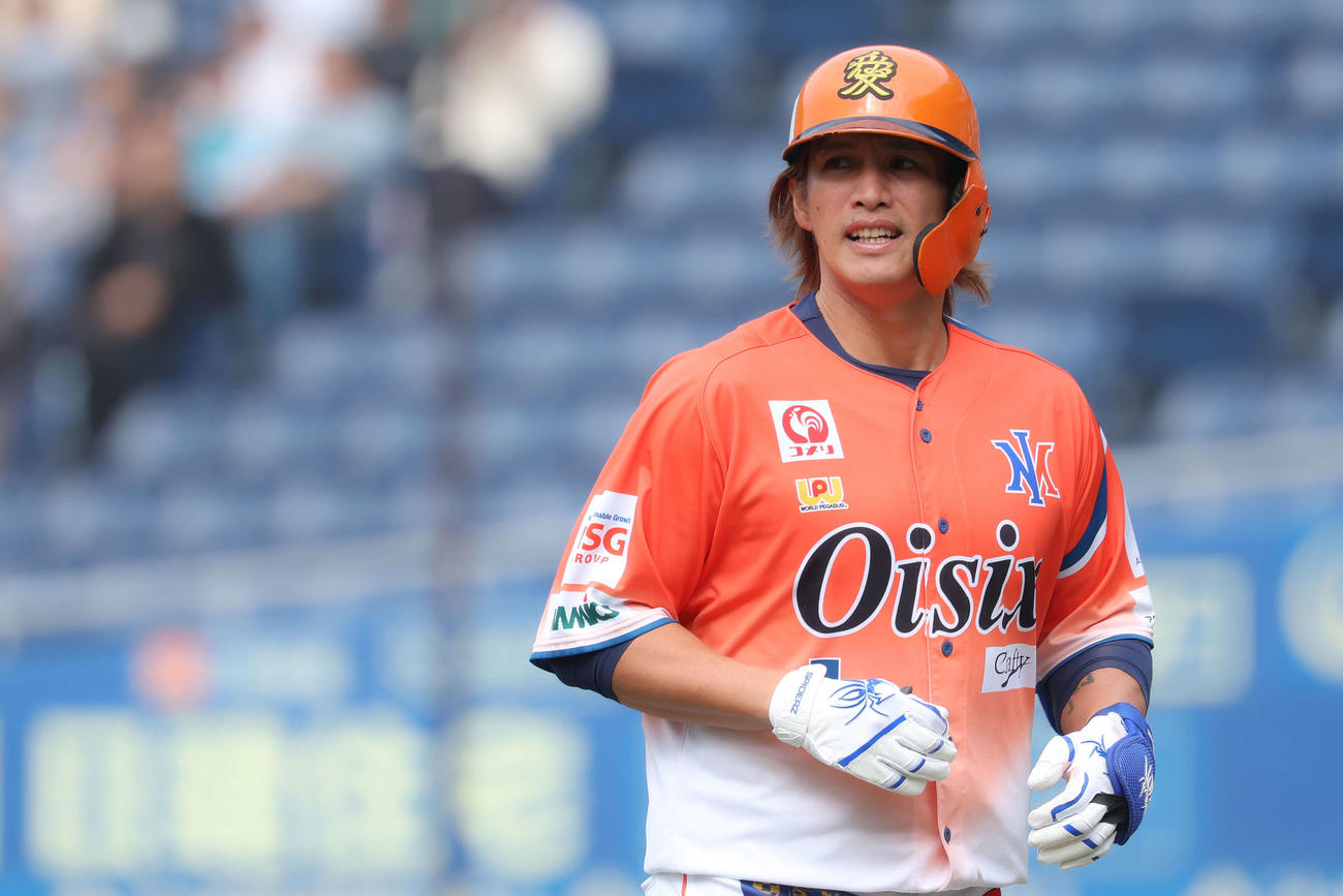 1回目の打席を終える元巨人陽岱鋼（撮影・河田真司）