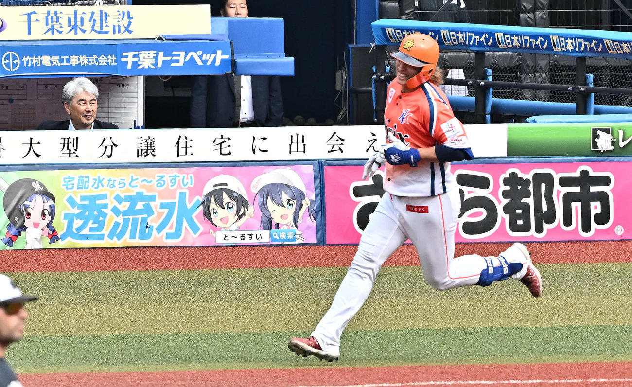トライアウトを見守るロッテ吉井監督（左）。右は元巨人の陽（撮影・滝沢徹郎）