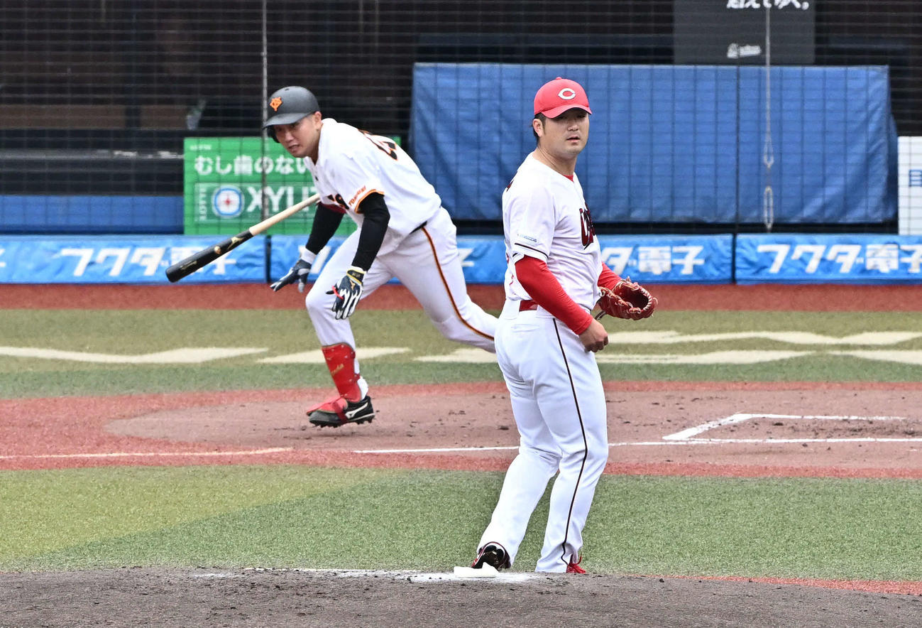 巨人前田を遊ゴロに打ち取る広島岡田（撮影・滝沢徹郎）