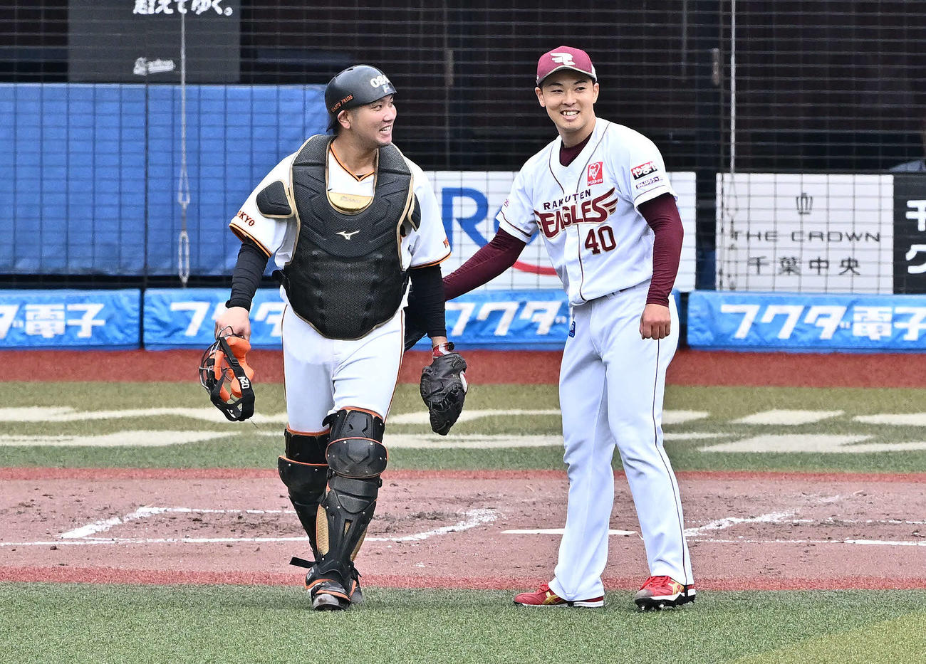 登板を終えた楽天桜井（右）は巨人前田とタッチをかわす（撮影・滝沢徹郎）