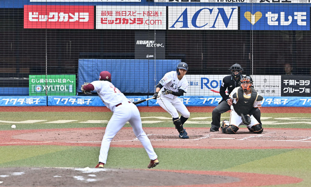 右前打を放つ西武鈴木。投手楽天清宮（撮影・滝沢徹郎）