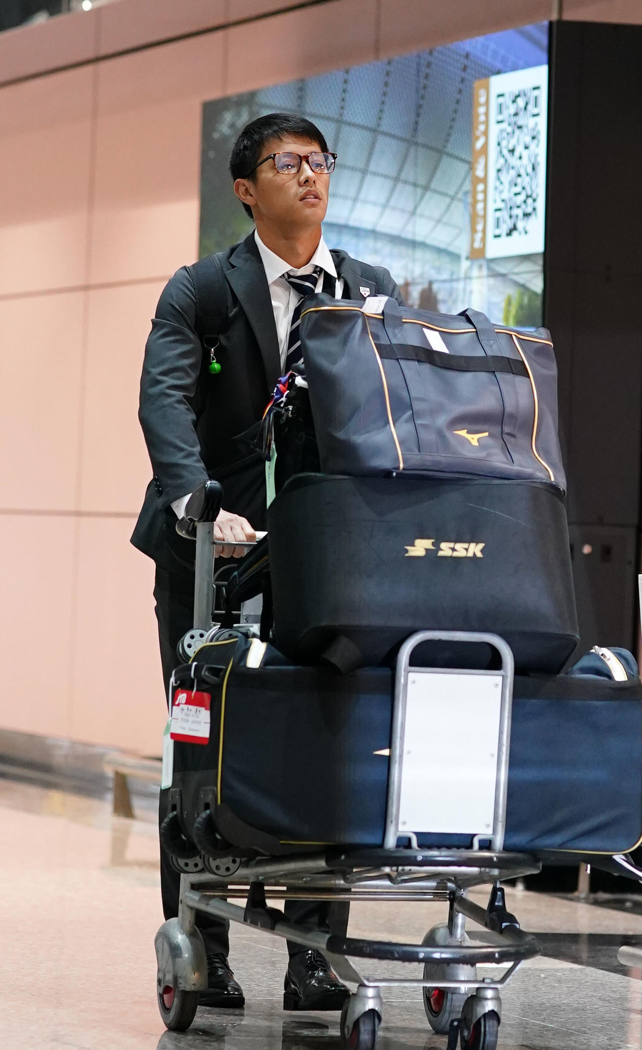 台湾の桃園国際空港に到着した辰己（撮影・横山健太）