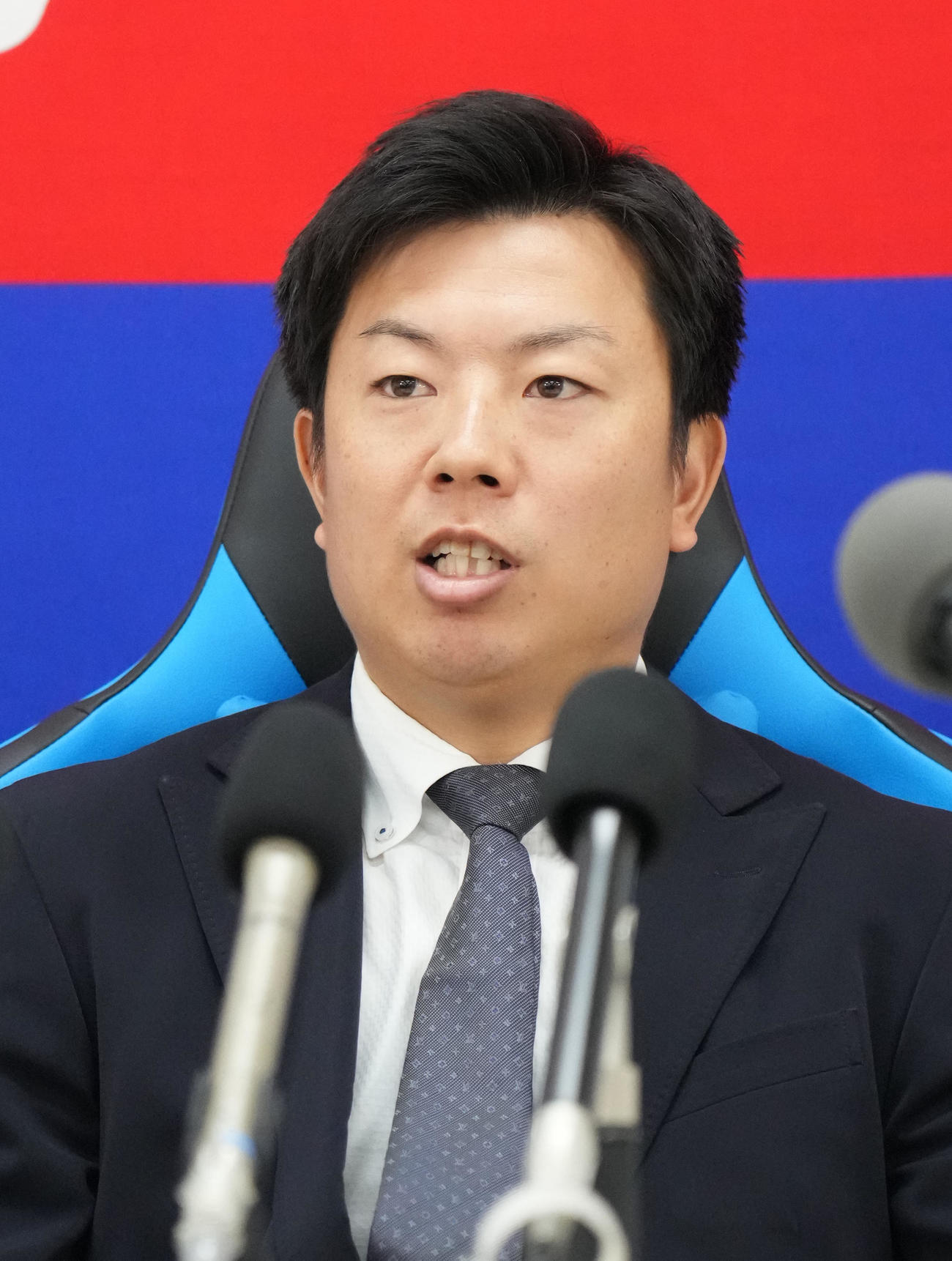 契約交渉を終え会見する松葉（撮影・森本幸一）