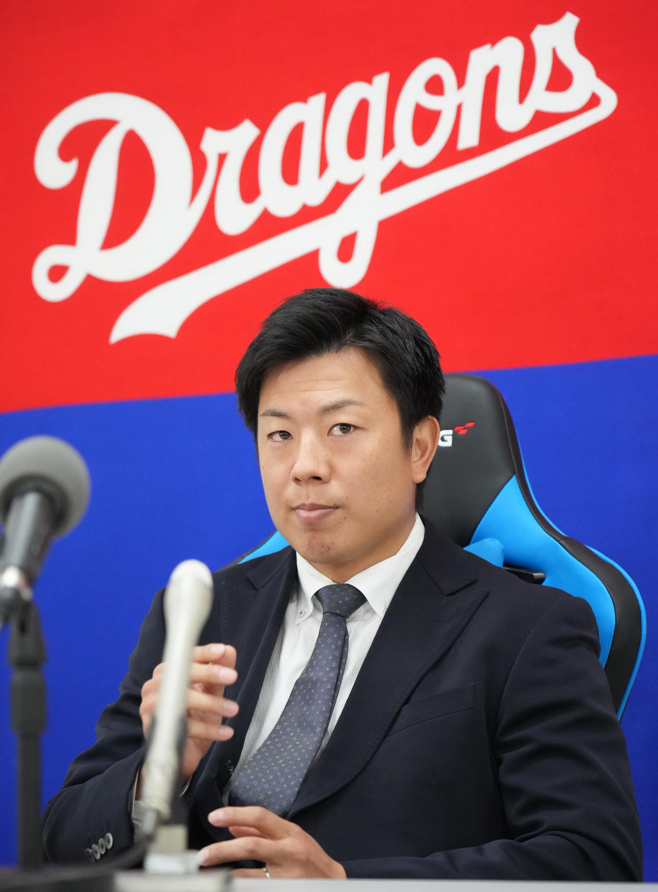 契約交渉を終え会見する松葉（撮影・森本幸一）