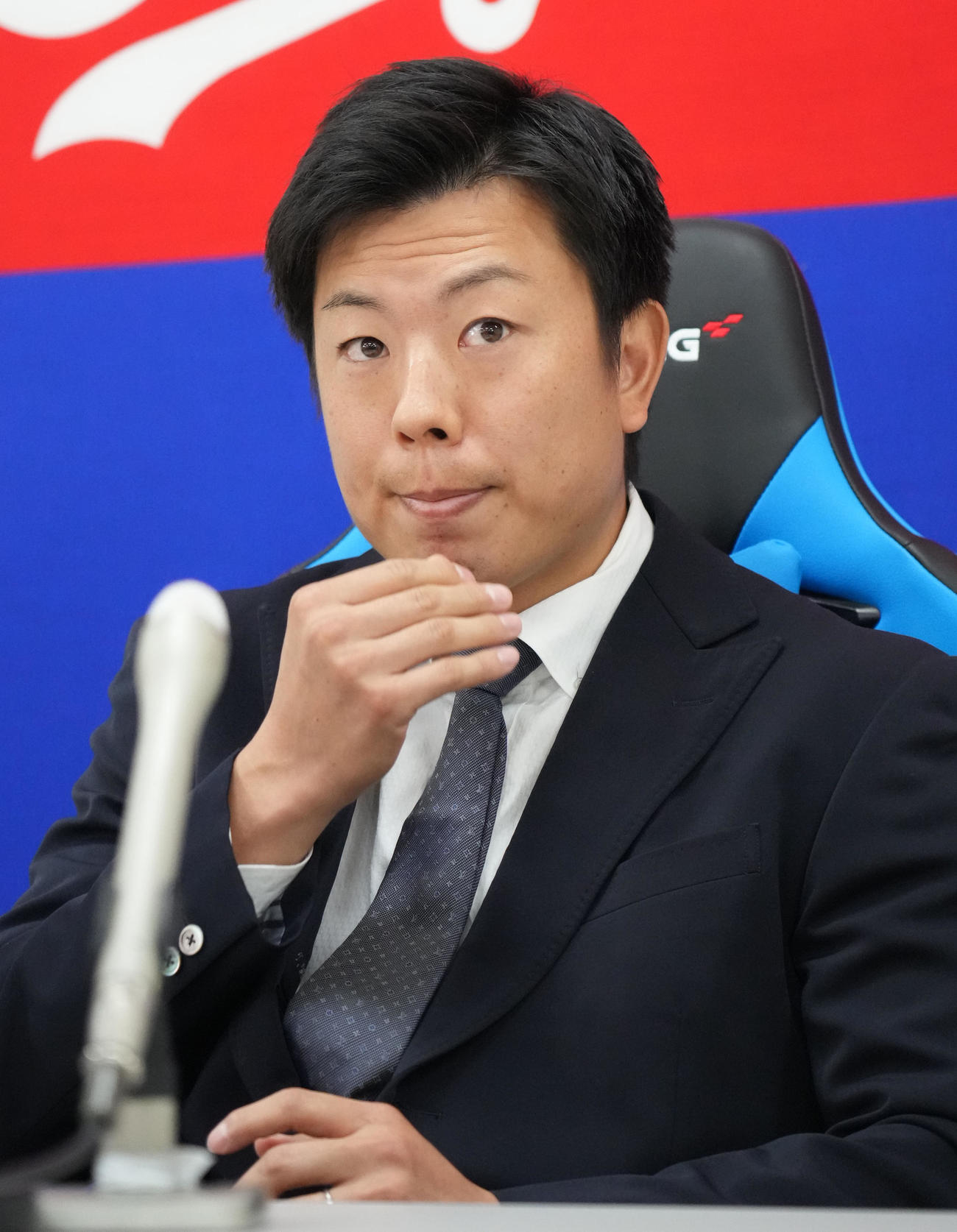 契約交渉を終え会見する松葉（撮影・森本幸一）