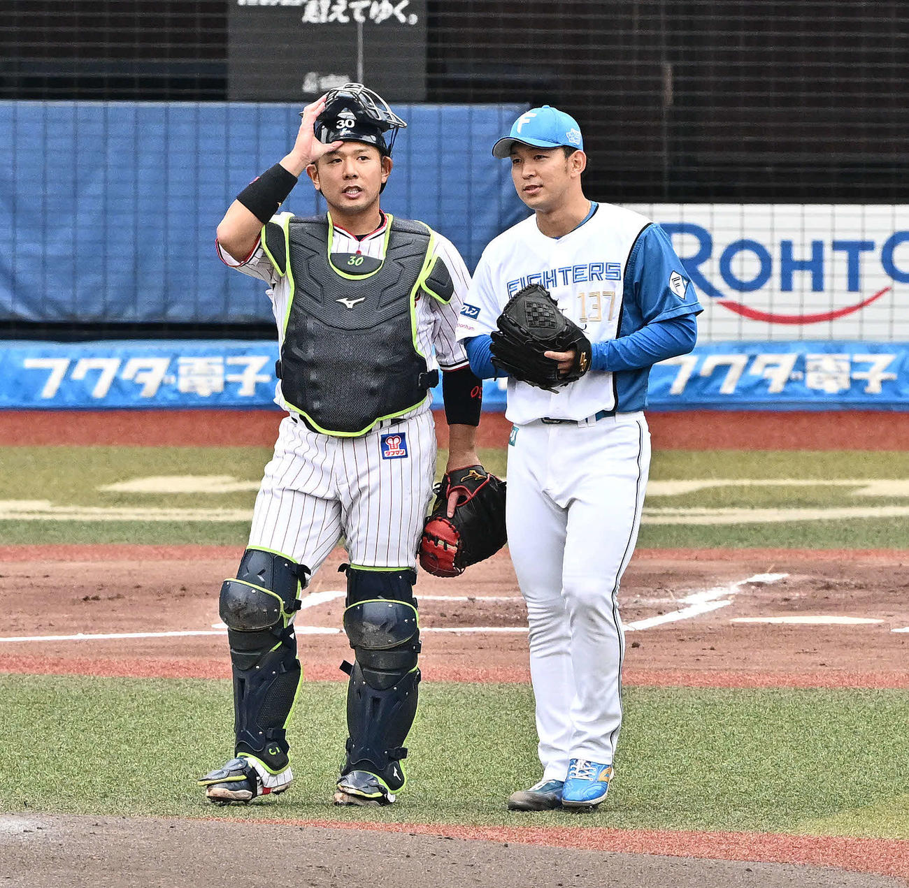 登板に臨む日本ハム柿木（右）。捕手ヤクルト西田（撮影・滝沢徹郎）