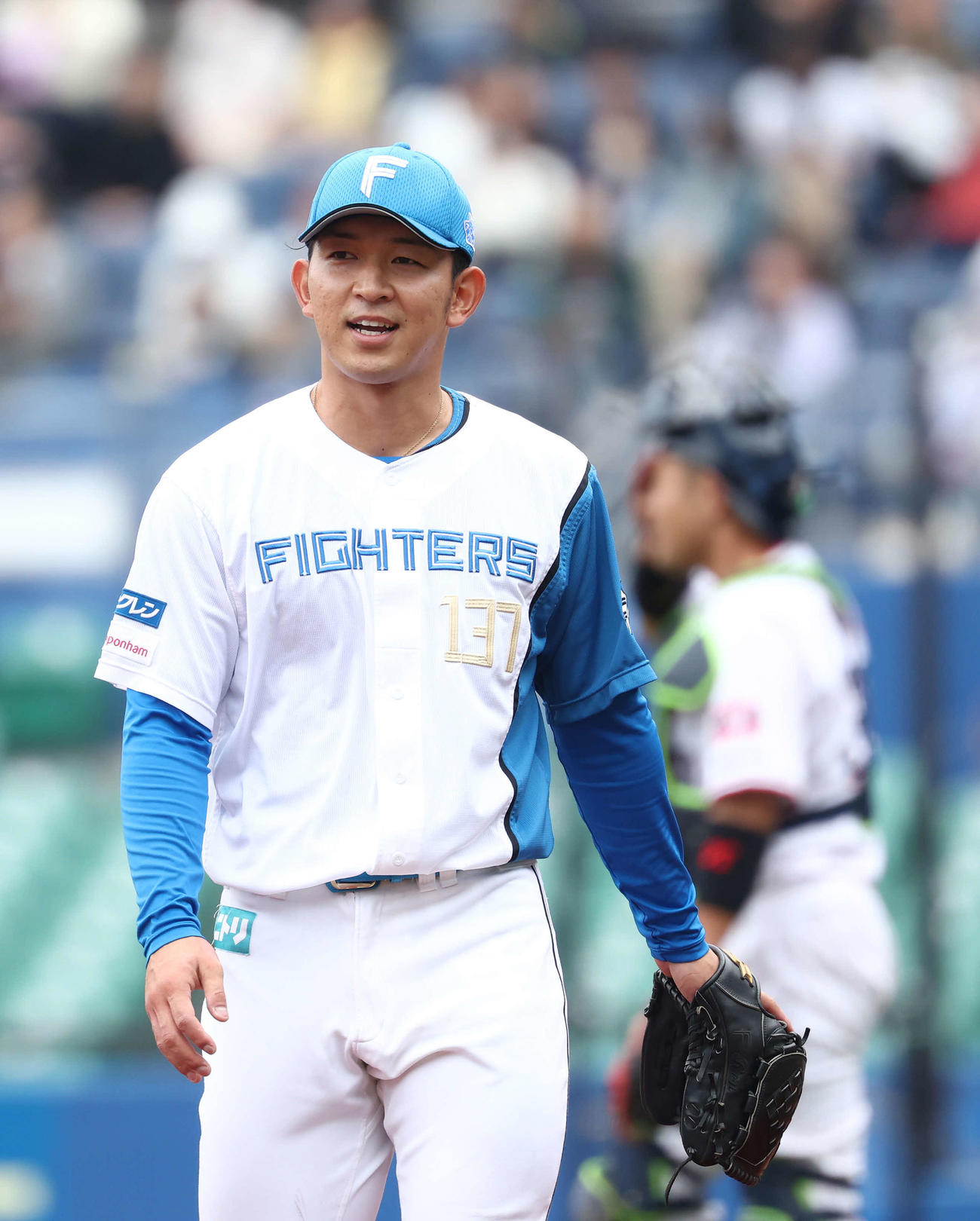 登板を終え笑顔を見せる日本ハム柿木（撮影・河田真司）