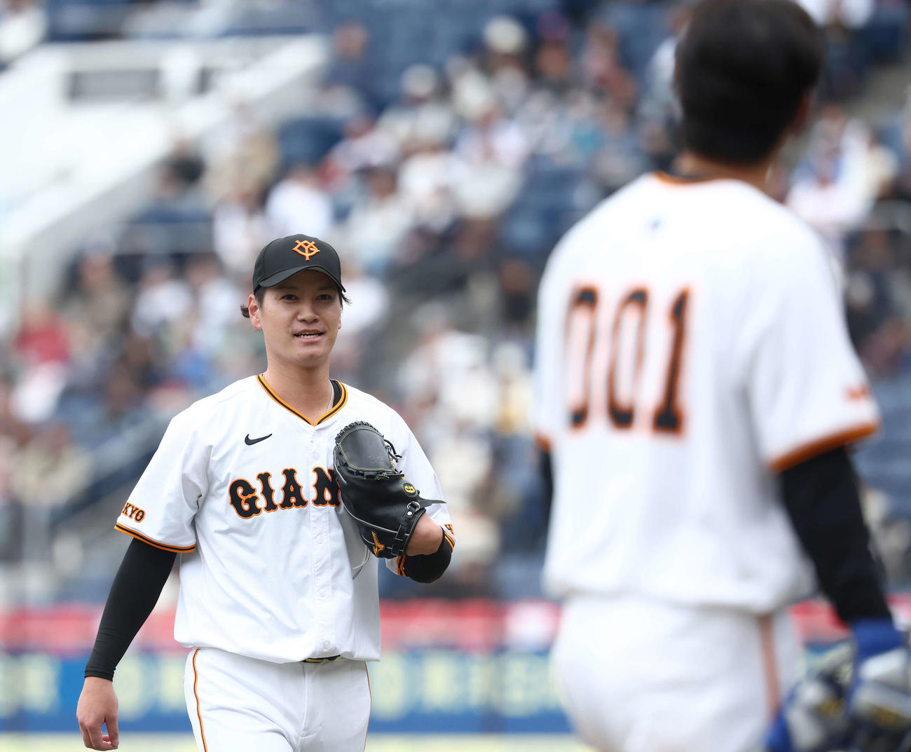 登板を終えベンチに戻る巨人鈴木康（撮影・河田真司）