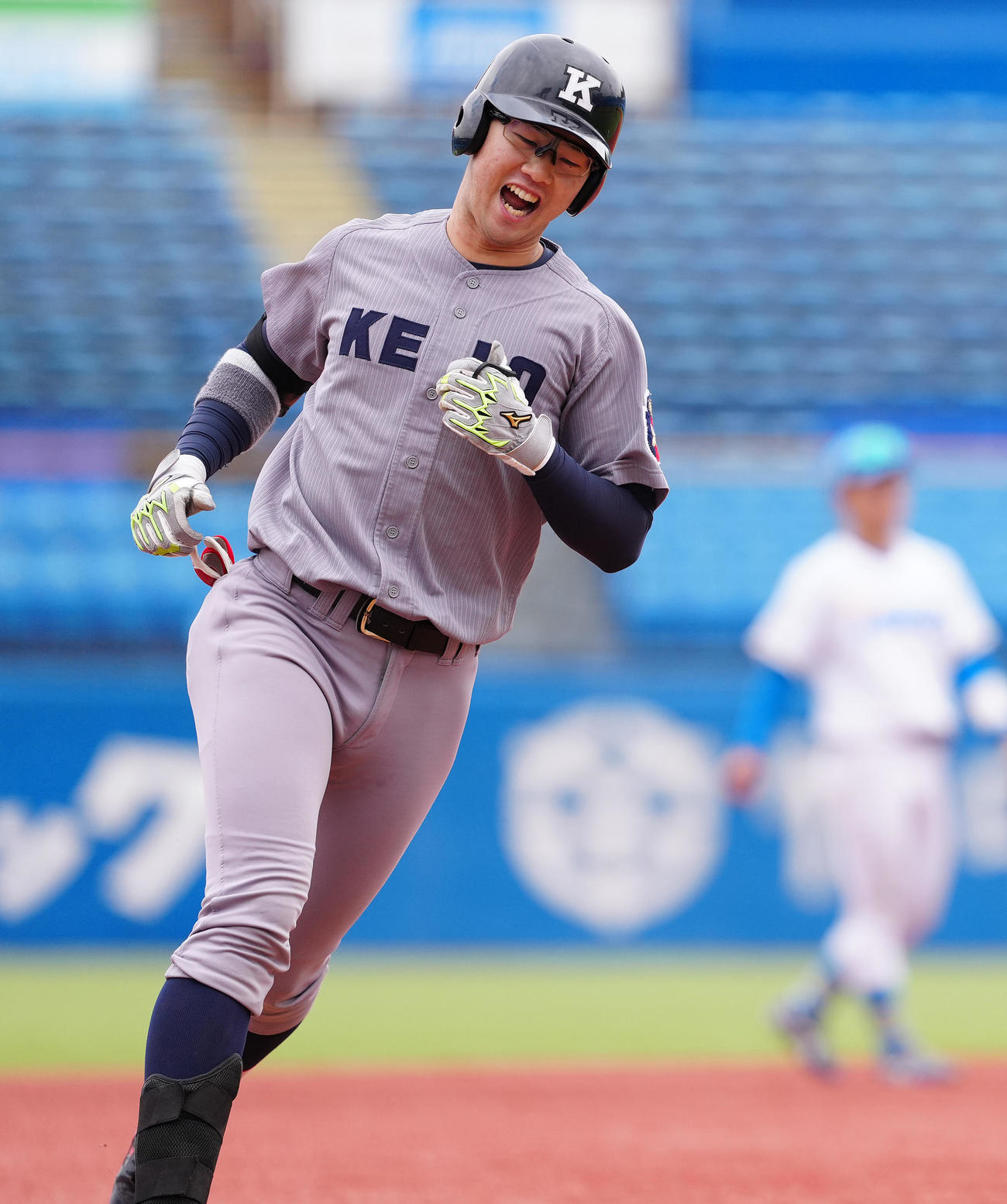 東大対慶大　4回裏慶大1死一、二塁、右越え2点本塁打を放った代打延末は笑顔でダイヤモンドをまわる（撮影・鈴木みどり）