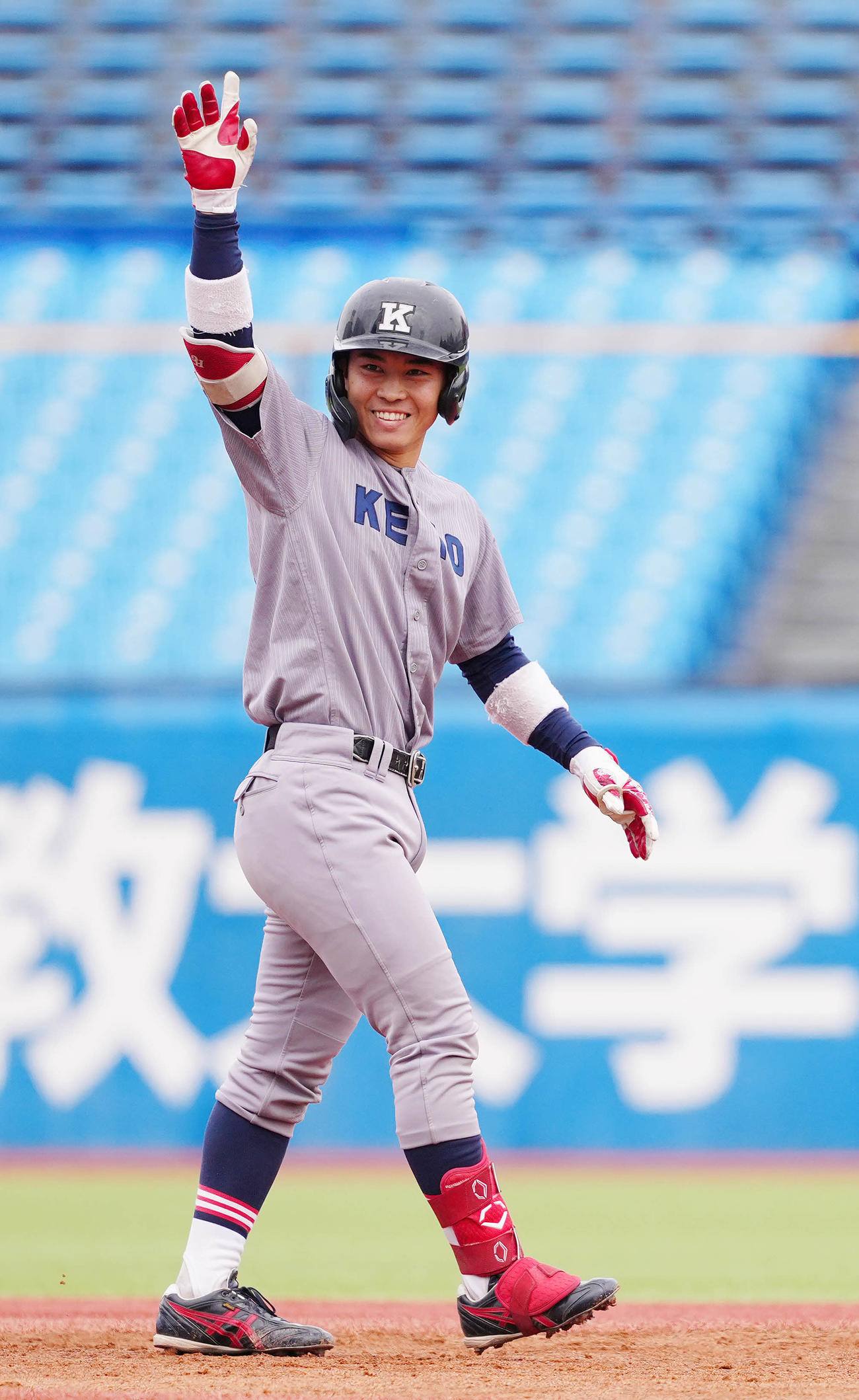 東大対慶大　1回裏慶大2死満塁、走者一掃の右適時二塁打を放ち、右手を突き上げる玉津（撮影・鈴木みどり）