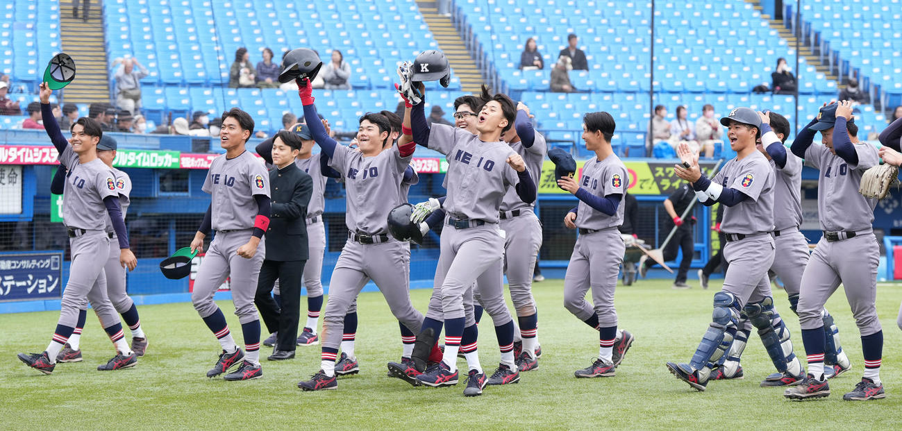 東大対慶大　東大に5回コールド勝ちし、盛り上がる慶大ナイン（撮影・鈴木みどり）