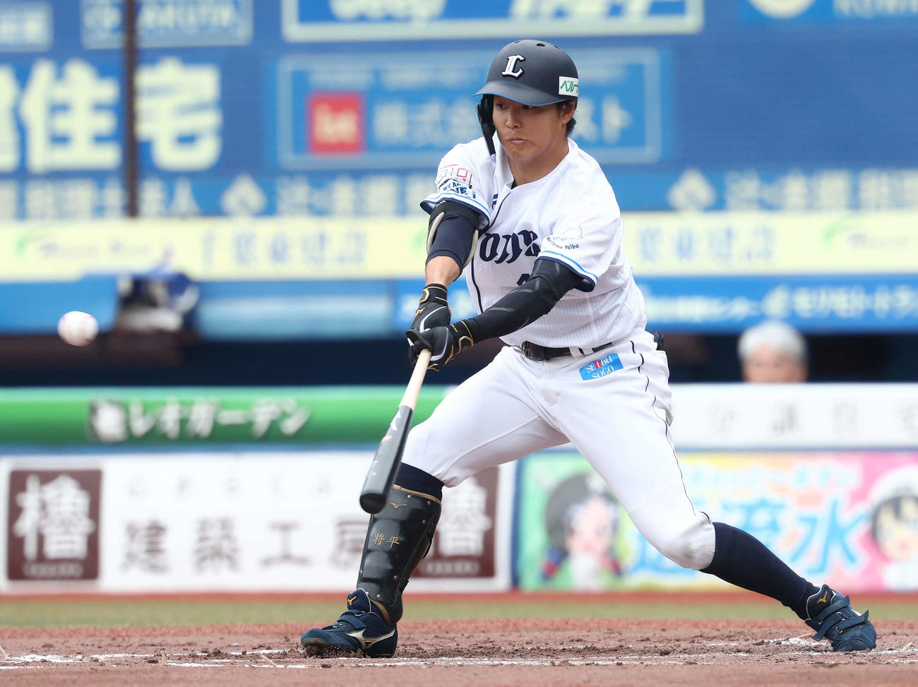 中前打を放つ西武鈴木（撮影・河田真司）