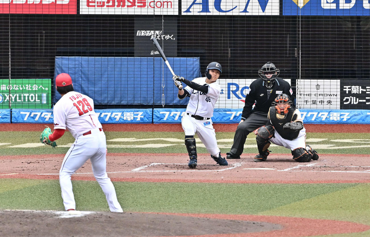中飛に倒れる西武鈴木。投手広島藤井（撮影・滝沢徹郎）