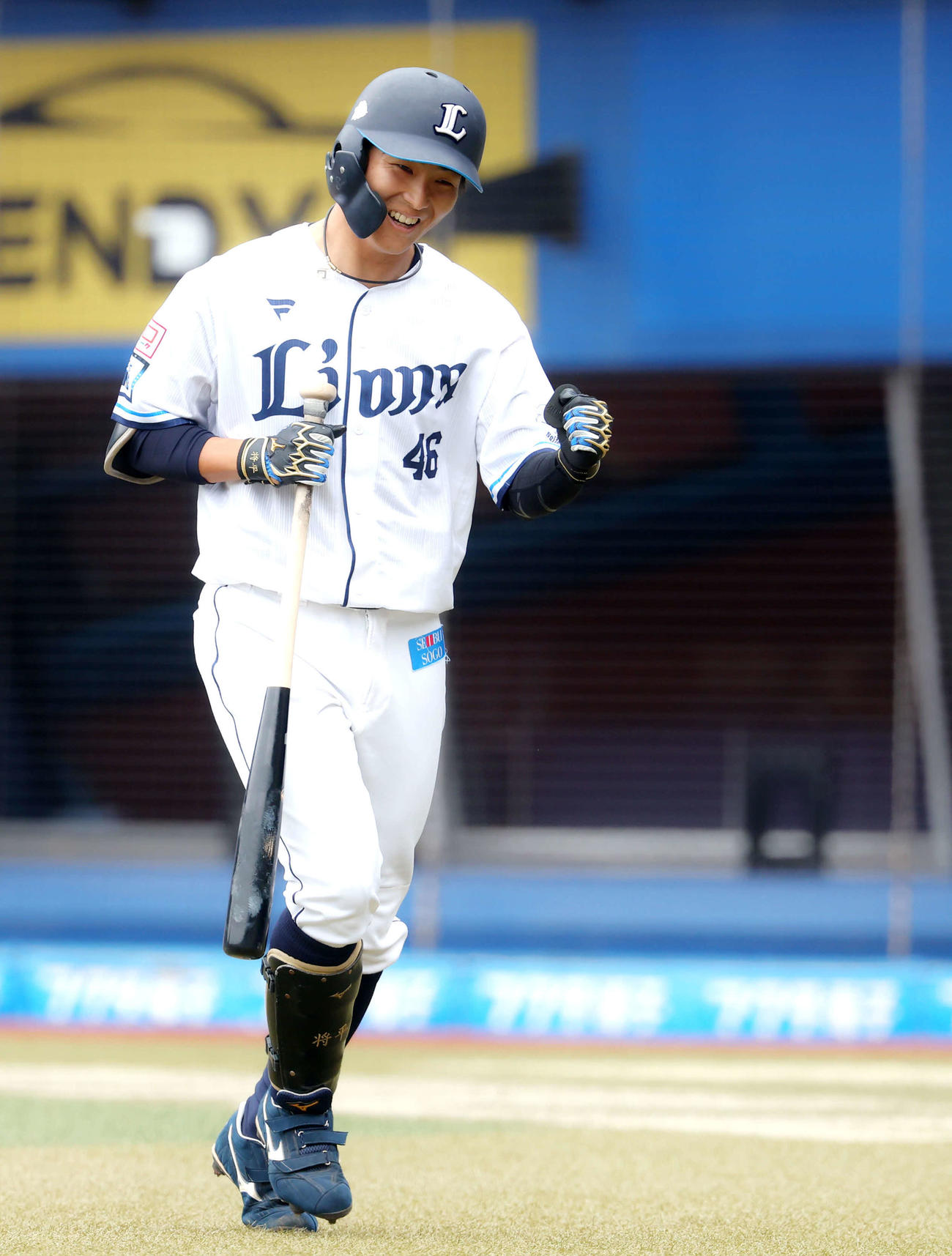 右前打を放ち、ガッツポーズしながらベンチに戻る西武鈴木（撮影・河田真司）
