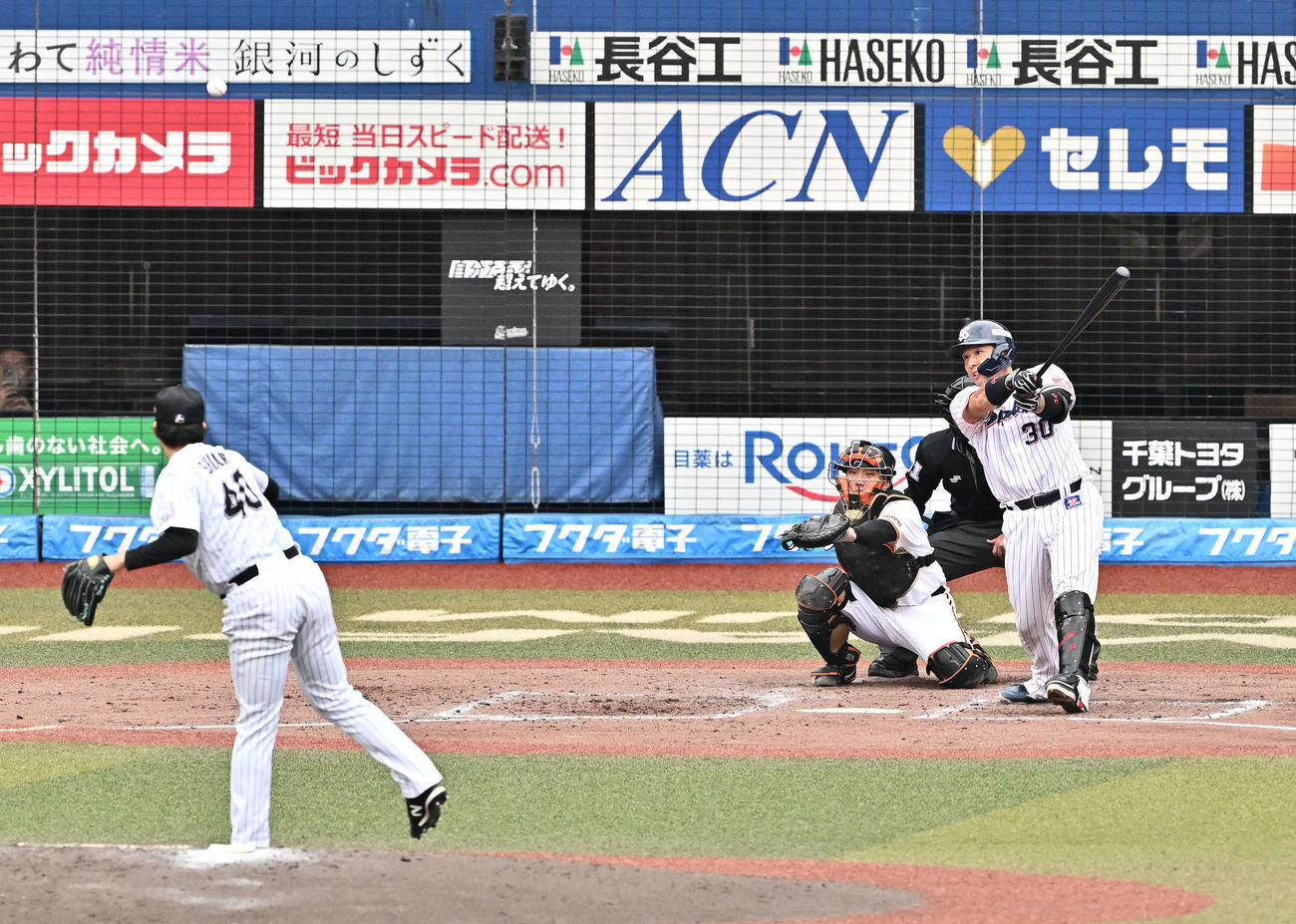 右前打を放つヤクルト西田。投手元ロッテ島（撮影・滝沢徹郎）