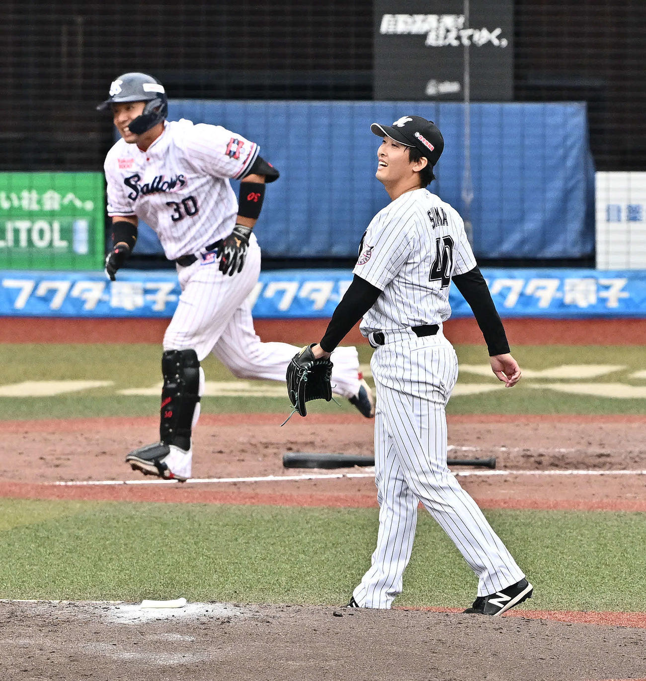 ヤクルト西田（後方）に右前打を許し苦笑いの元ロッテ島（撮影・滝沢徹郎）
