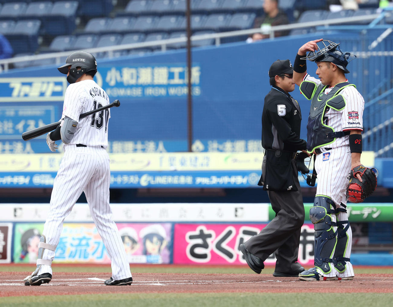 守備に入るヤクルト西田（右）（撮影・河田真司）