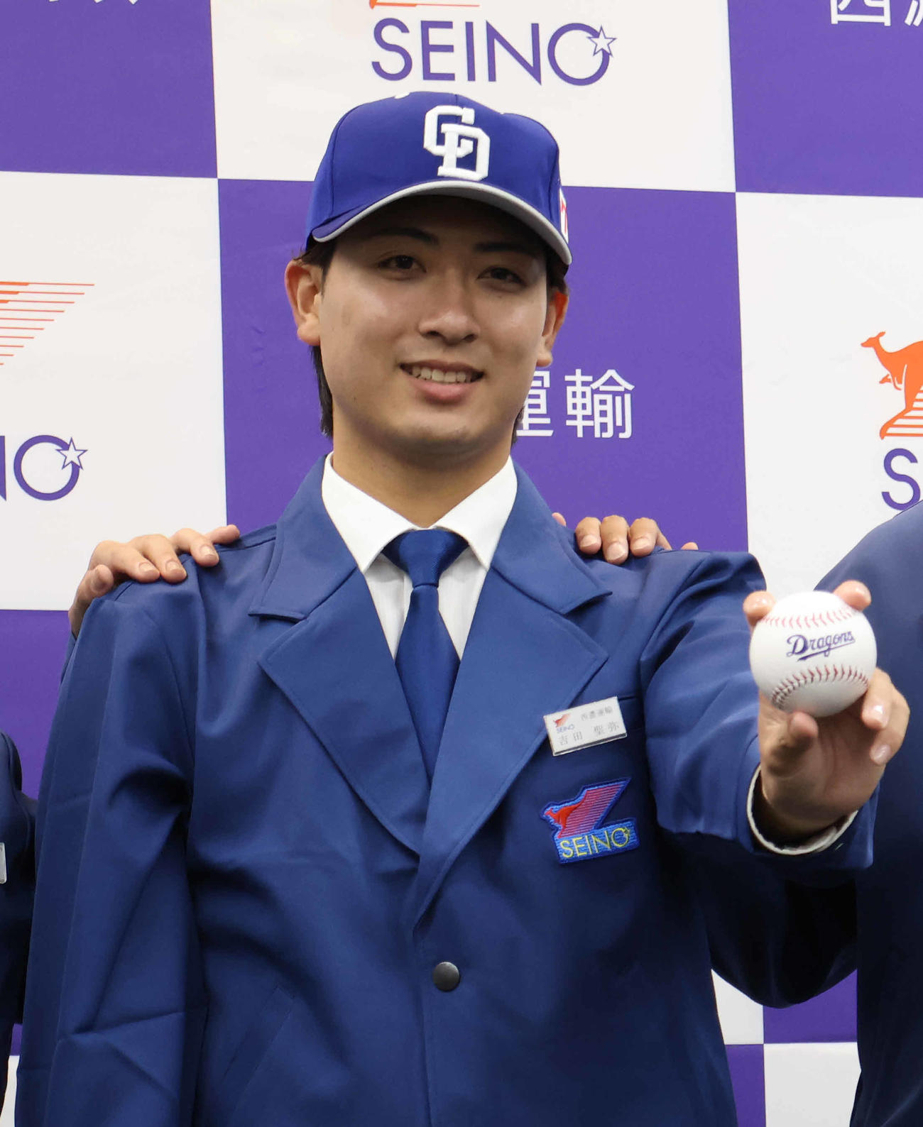 ボールを手に持つ西濃運輸の吉田聖弥投手（2024年10月24日撮影）