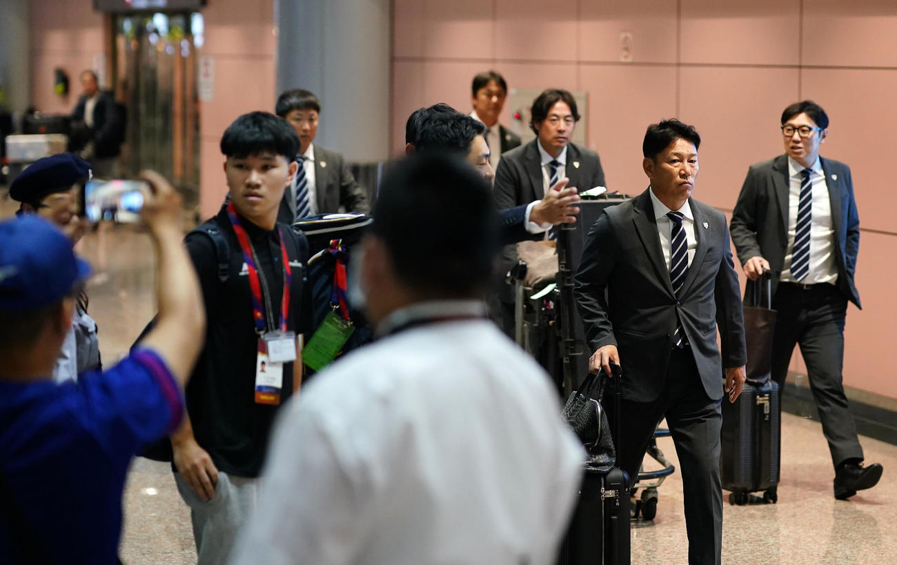 台湾の桃園国際空港に到着した井端和弘監督（右から2人目）ら侍ジャパンナイン（撮影・横山健太）