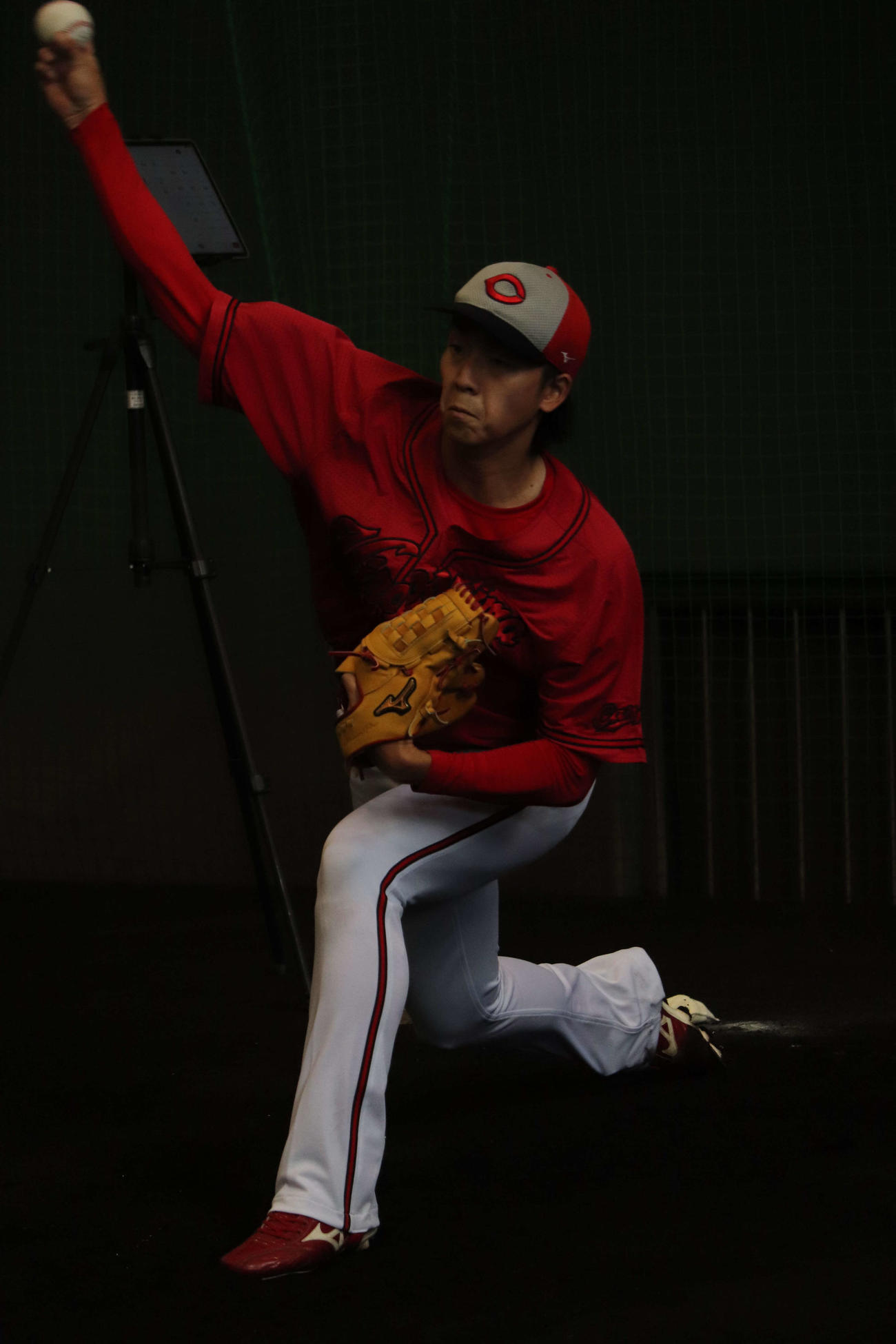 秋季キャンプで2日連続ブルペン入りした広島常広羽也斗投手（撮影・前原淳）