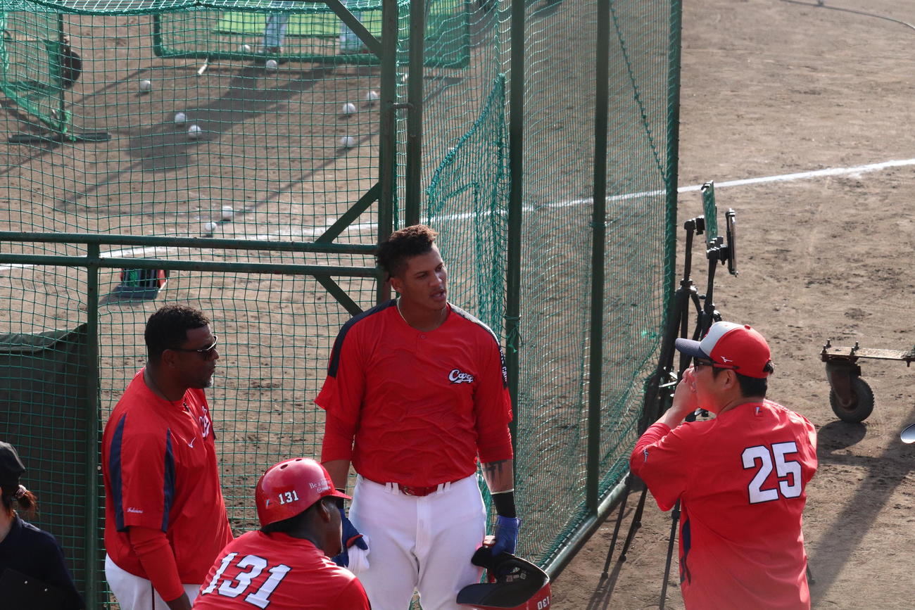 秋季キャンプで広島新井貴浩監督（写真右）から指導を受ける育成選手のモイセス・ラミレス内野手（同中央）（撮影・前原淳）