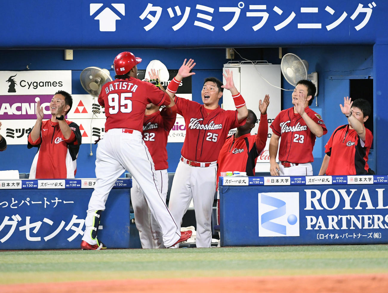 2ランを放ったバティスタとハイタッチする新井（2017年撮影）