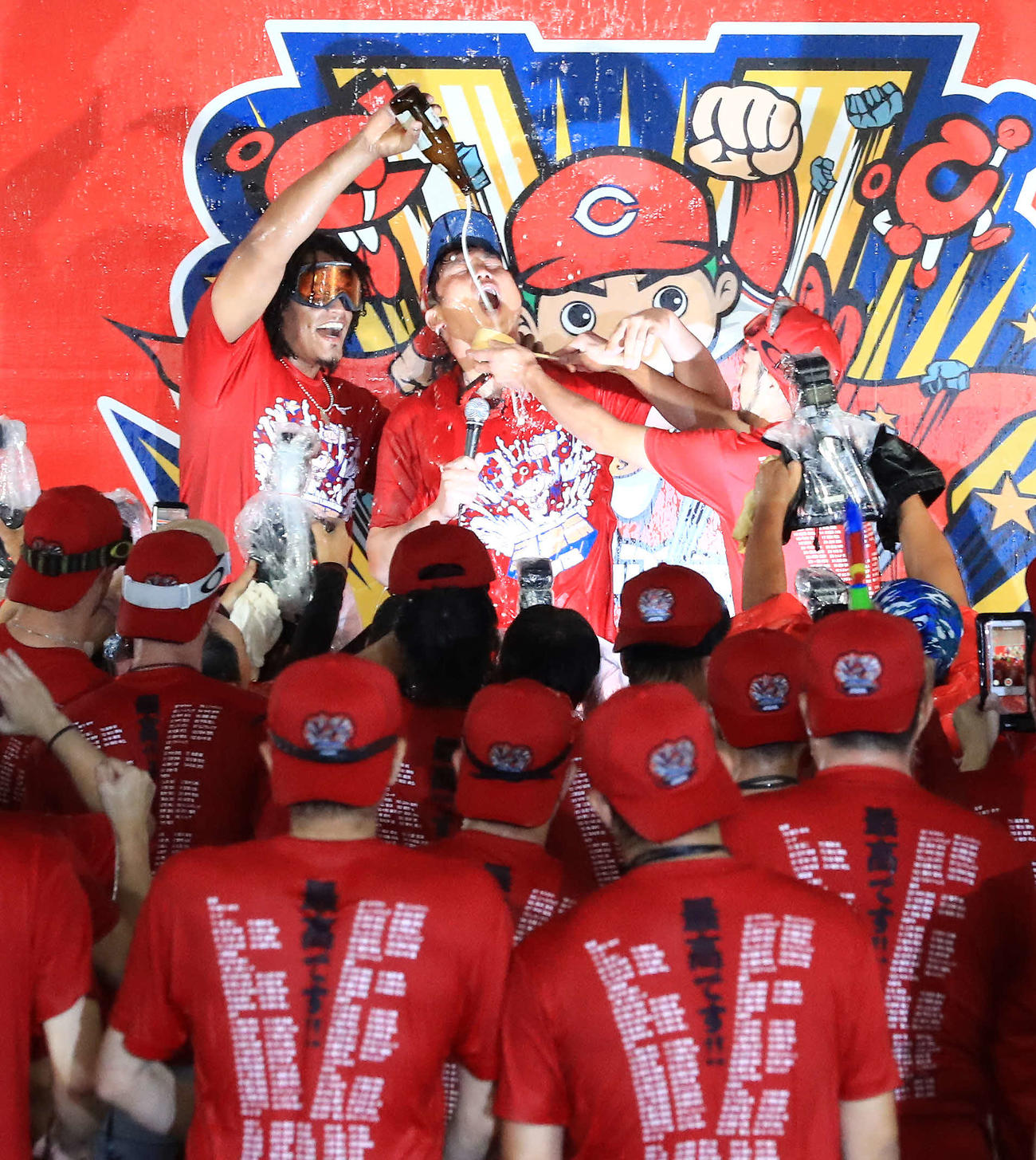 18年9月26日、祝勝会でバティスタ（左）からビールをかけられる新井