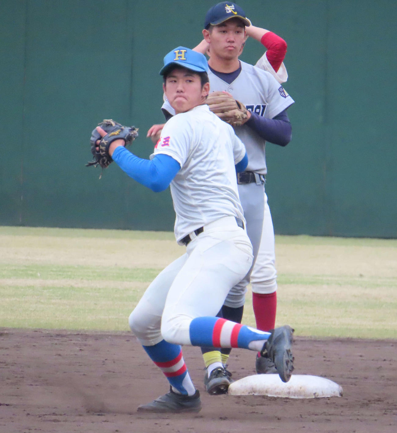 彩の国野球フェスティバルに参加し、シートノックを受ける巨人ドラフト1位石塚（撮影・水谷京裕）