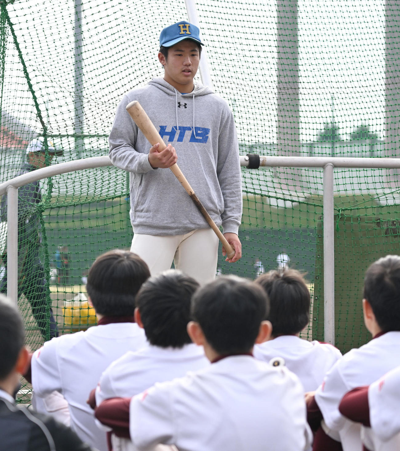 「第29回彩の国野球フェスティバル」で参加した子どもたちを前にあいさつする巨人ドラ1の花咲徳栄高・石塚（撮影・千葉一成）