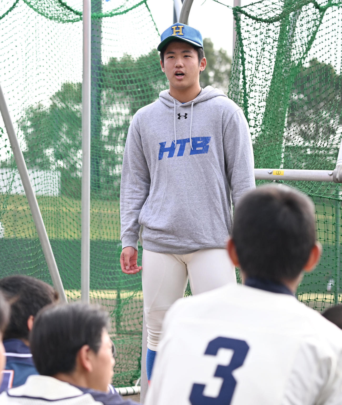 「第29回彩の国野球フェスティバル」で参加した子どもたちを前にあいさつする巨人ドラ1の花咲徳栄高・石塚（撮影・千葉一成）